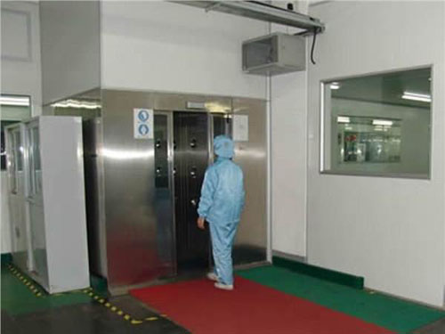 風(fēng)淋室是人員進(jìn)入潔凈室無塵車間所必備的凈化設(shè)備 風(fēng)淋室是人員進(jìn)入潔凈室無塵車間所必備的凈化設(shè)備
