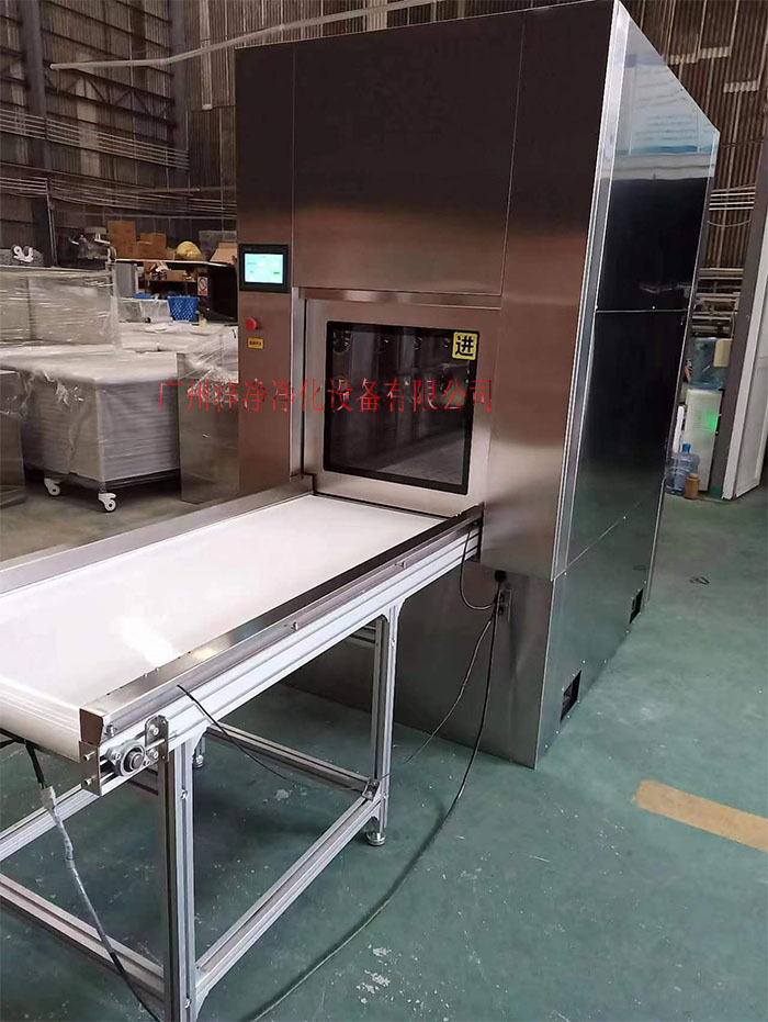 輸送帶傳遞窗還可吹淋被傳遞物品的表面，防止物品可能攜帶塵埃進入潔凈室。