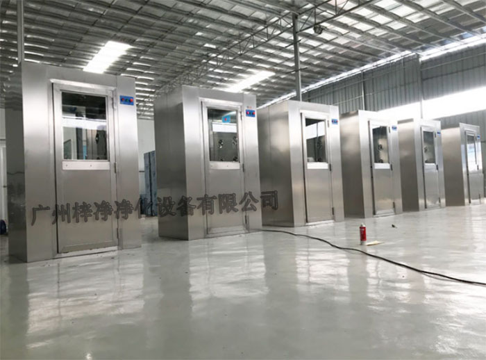 全不銹風淋室采用全不銹鋼材質制造，具有良好的耐腐蝕性、耐高溫性和耐磨損性。