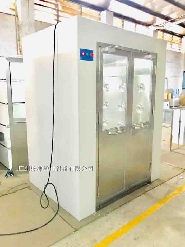 烤漆風淋室采用冷軋鋼板作為基材，表面經過烤漆處理。