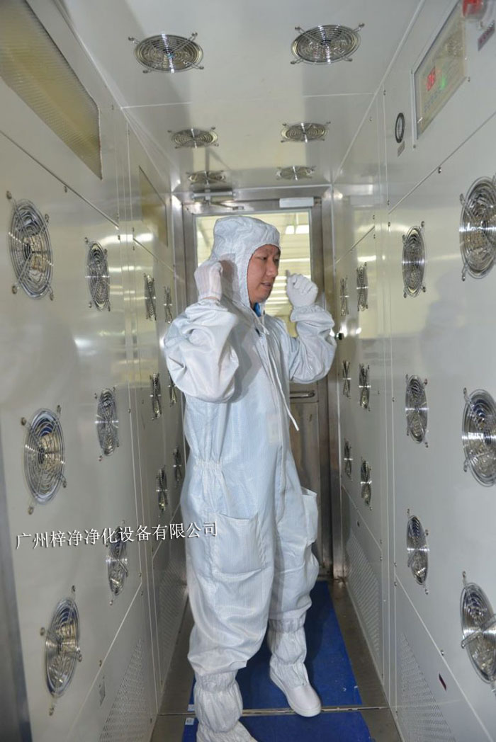 在風淋室內站立，保持身體不動，讓高速氣流從正面吹拂全身。