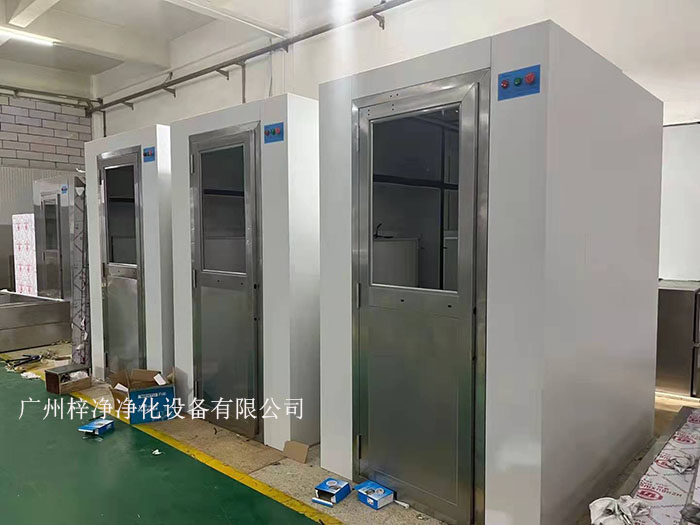 風淋室是一種用于去除或減少人員進入潔凈區前身上的塵埃和微粒的設備。