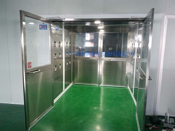 貨淋室主要用于物料表面的除塵，常用于生產(chǎn)線或倉庫的出口處。