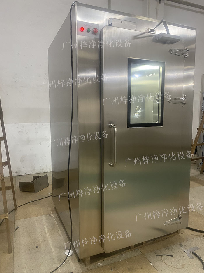 高端滿焊風淋室采用滿焊接工藝,無縫連接,防止塵埃進入,確保潔凈室的空氣質量。 高端滿焊風淋室采用滿焊接工藝,無縫連接,防止塵埃進入,確保潔凈室的空氣質量。