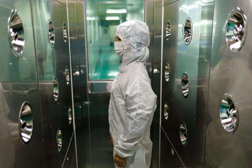 風淋室工作原理是通過高速氣流的沖擊，有效清除進入潔凈室的人員、物料表面攜帶的塵埃和污染物。