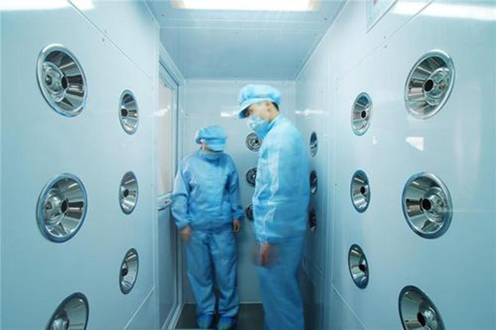 進入風淋室前，應佩戴專用鞋套和帽子，鞋套應與地面接觸面完全覆蓋，帽子則應能覆蓋頭發，防止頭發飛揚。