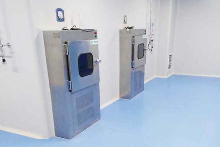 開啟傳遞窗：按照實驗室規定的方式開啟傳遞窗，通常為從外向內或從內向外開啟。