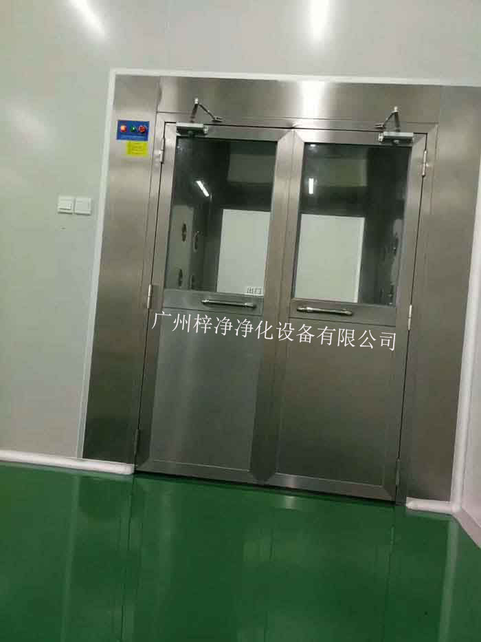 風淋室的主要功能是利用高速氣流對人體或物品進行吹淋，迅速去除其表面的塵埃和微粒，從而達到潔凈的目的。