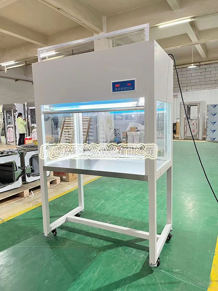 潔凈工作臺(tái)的尺寸應(yīng)根據(jù)操作人員的需求而定，形狀一般采用矩形或圓形，便于操作。