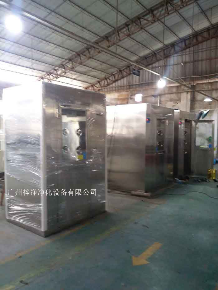 在運輸過程中,風淋室可能會受到振動和沖擊 在運輸過程中,風淋室可能會受到振動和沖擊